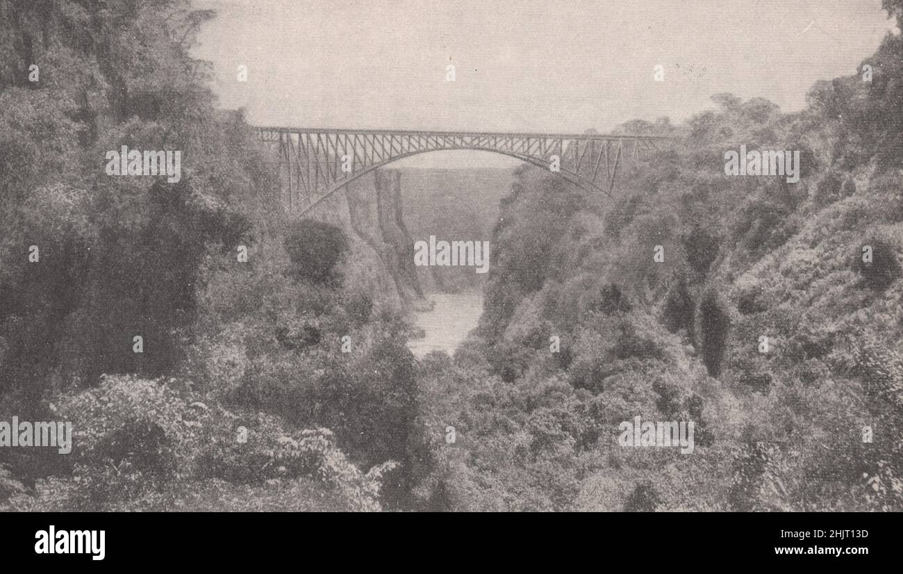 Eisenbahnbrücke 400 Meter über dem Zambezi, direkt unter den Victoria Falls. Sambia Simbabwe. Südliches Afrika (1923) Stockfoto