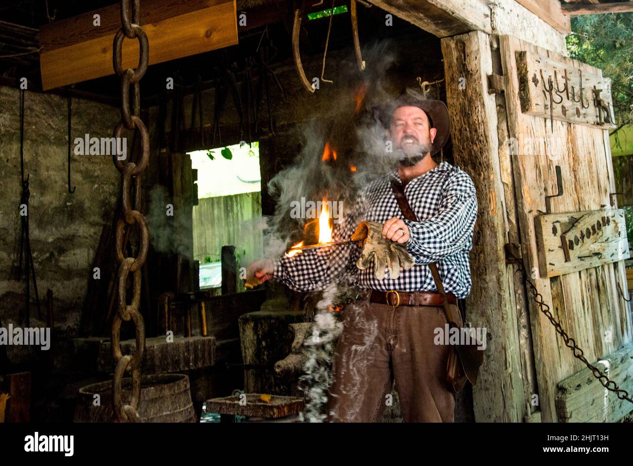 Büchsenmacher-Demonstration in der Colonial Quarter St.. Augustine, Florida, USA Stockfoto