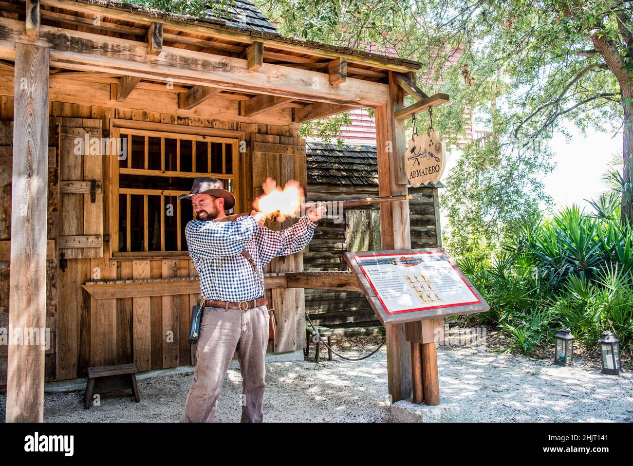 Büchsenmacher-Demonstration in der Colonial Quarter St.. Augustine, Florida, USA Stockfoto