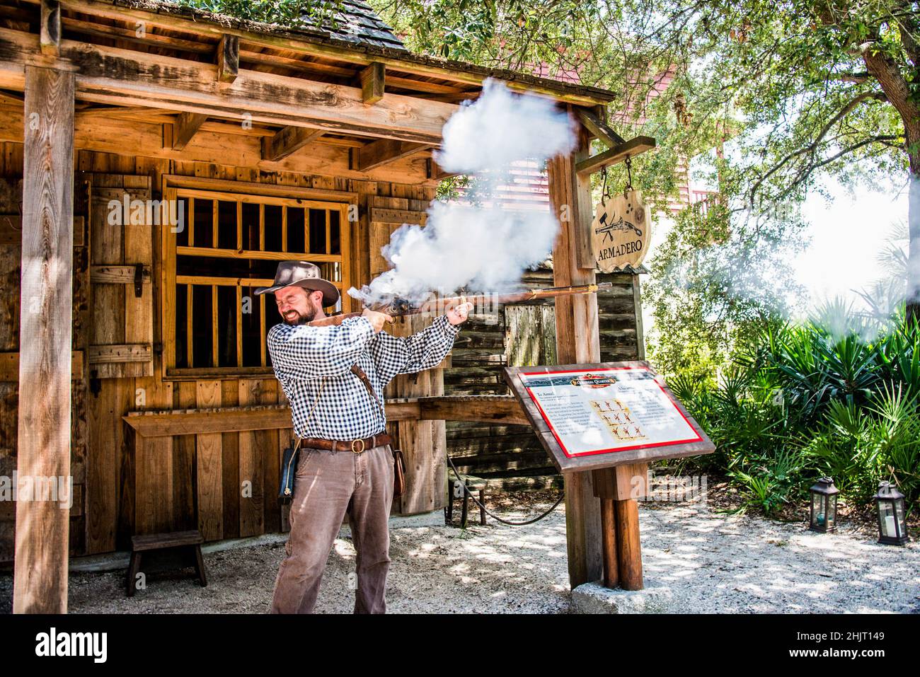 Büchsenmacher-Demonstration in der Colonial Quarter St.. Augustine, Florida, USA Stockfoto