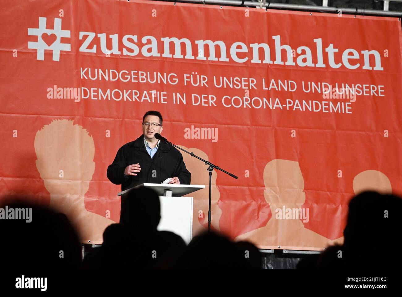 Pforzheim, Deutschland. 31st Januar 2022. Michael Blume, Antisemitismus-beauftragter der Landesregierung Baden-Württemberg, spricht bei einer Veranstaltung von Unterstützern der Corona-Politik. Die Kundgebung steht unter dem Motto #gemeinsam - miteinander, demokratisch und respektvoll'. Quelle: Uli Deck/dpa/Alamy Live News Stockfoto