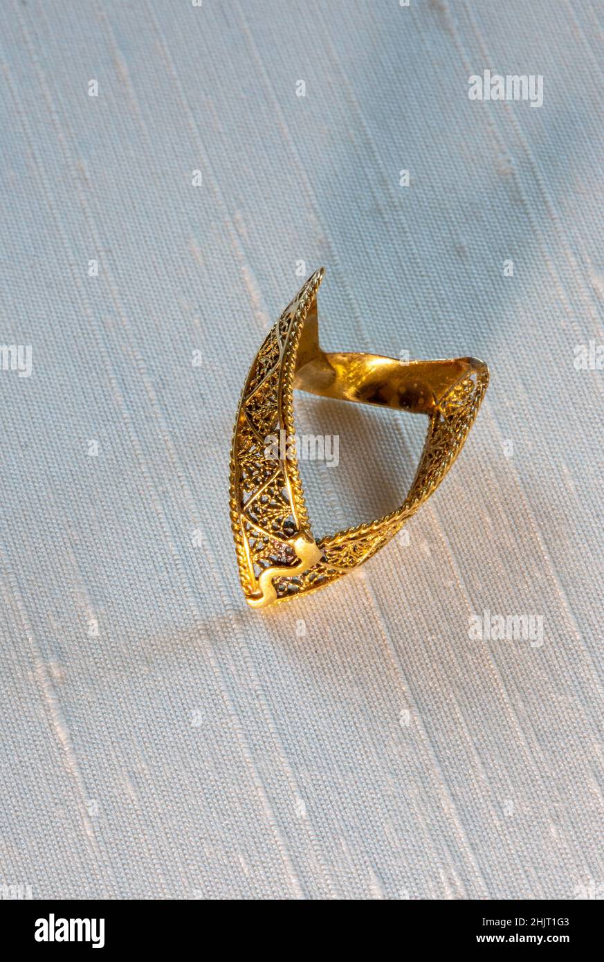 14 k Gelb Gold afrikanischen V-förmig Chevron Ringdesign Stockfoto