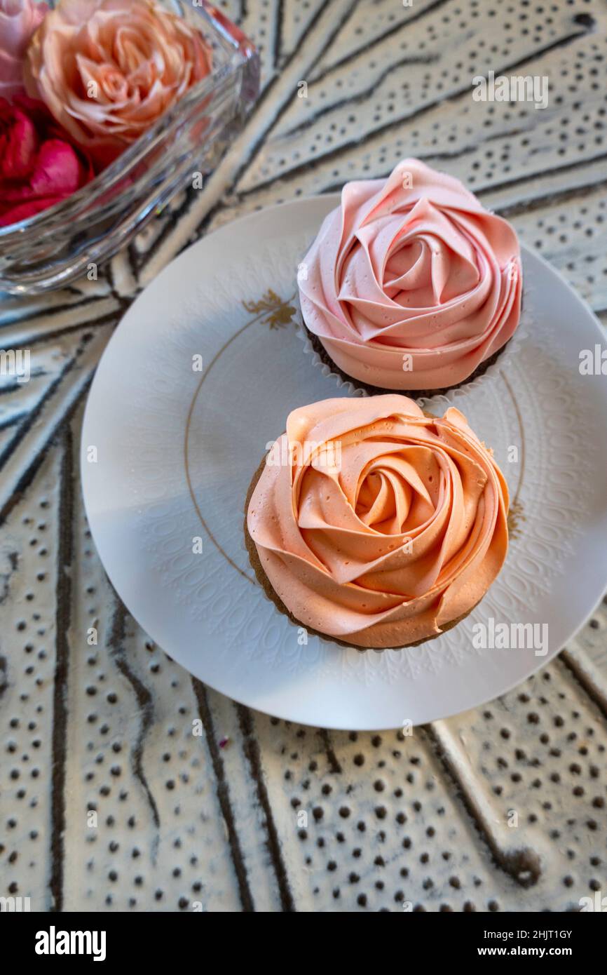 Elegante Rosé-Cupcakes auf einem Designer-porzellanteller, USA Stockfoto