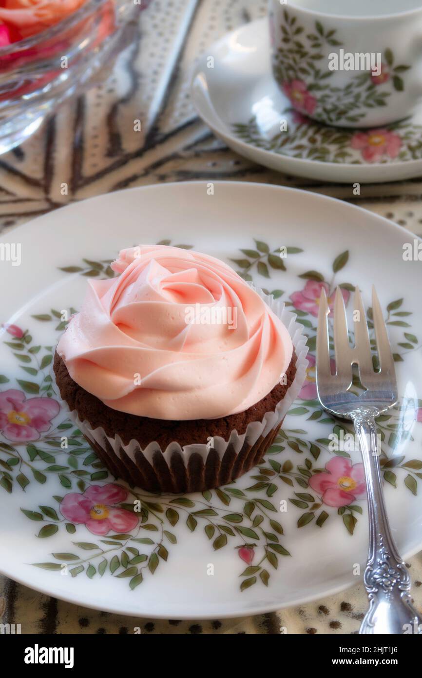 Eleganter Rosenkuchen auf einem Designer-porzellanteller, USA Stockfoto