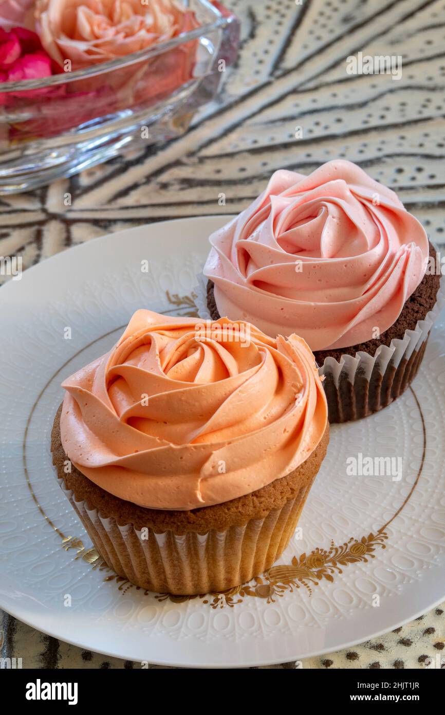 Elegante Rosé-Cupcakes auf einem Designer-porzellanteller, USA Stockfoto