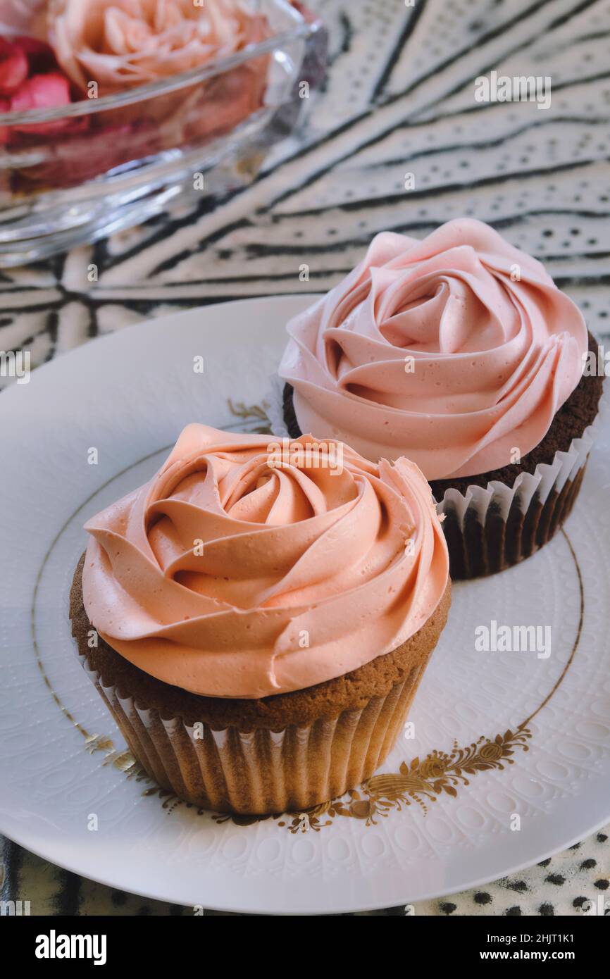 Elegante Rosé-Cupcakes auf einem Designer-porzellanteller, USA Stockfoto