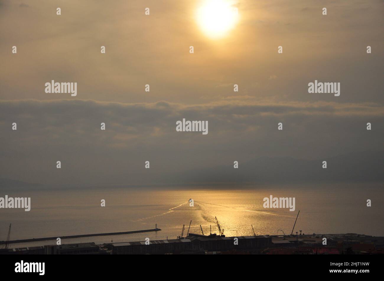 Sonnenuntergang an der Adria mit Bootssilhouette. Sonnenuntergang und Sturm auf der Adria mit Boot Silhouette. Gelber Sommerabend in Kroatien Stockfoto