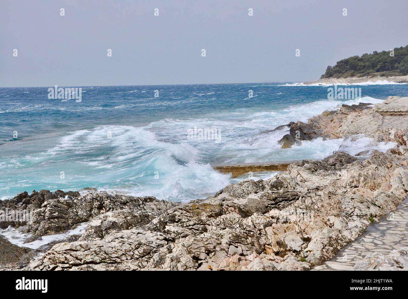 Sturm auf der Inselküste mit Wellen und starkem Wind, Kroatien Stockfoto