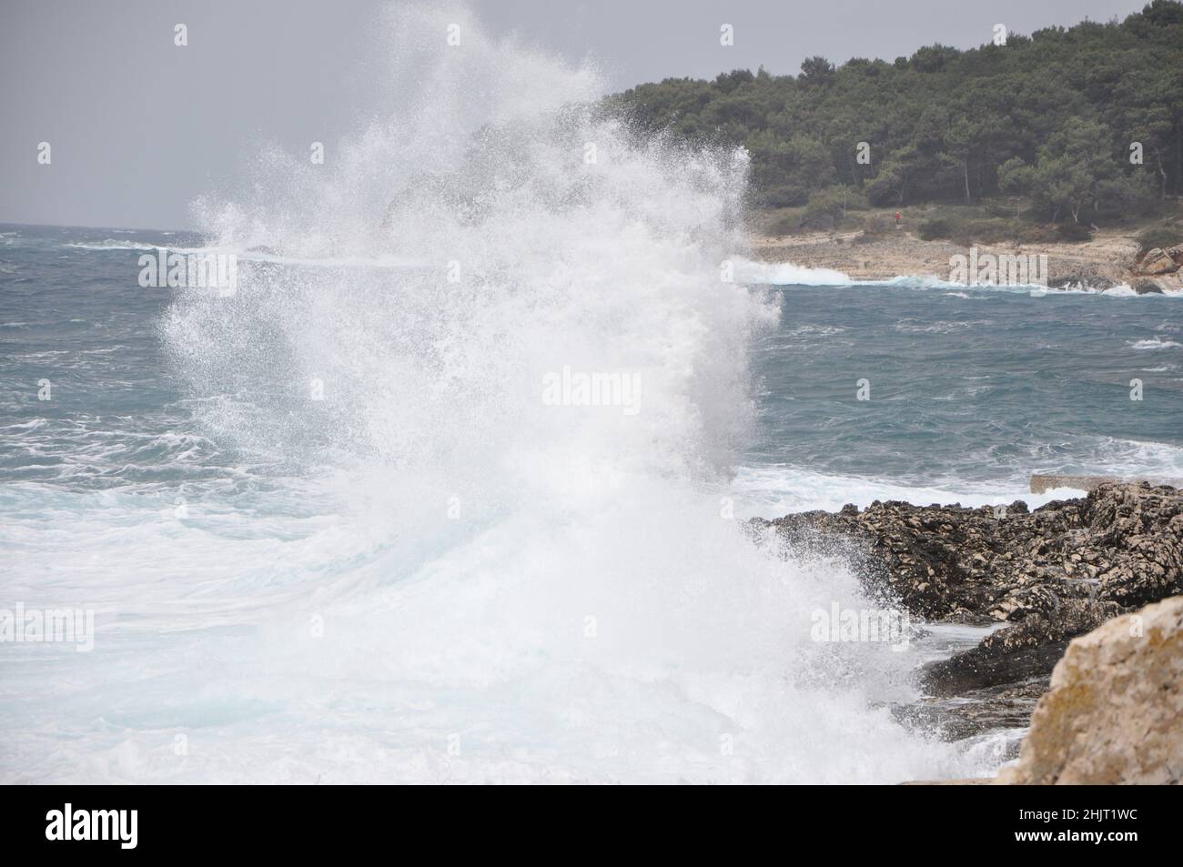 Sturm auf der Küste der Insel mit Wellen und starkem Wind, Kroatien.große Welle Zerkleinerung Küste.starke große Welle Zerkleinerung über Felsen Stockfoto
