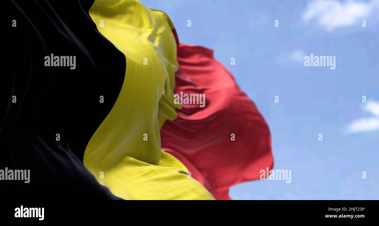 Detail der Nationalflagge Belgiens, die an einem klaren Tag im Wind winkt. Demokratie und Politik. Patriotismus. Selektiver Fokus. Stockfoto
