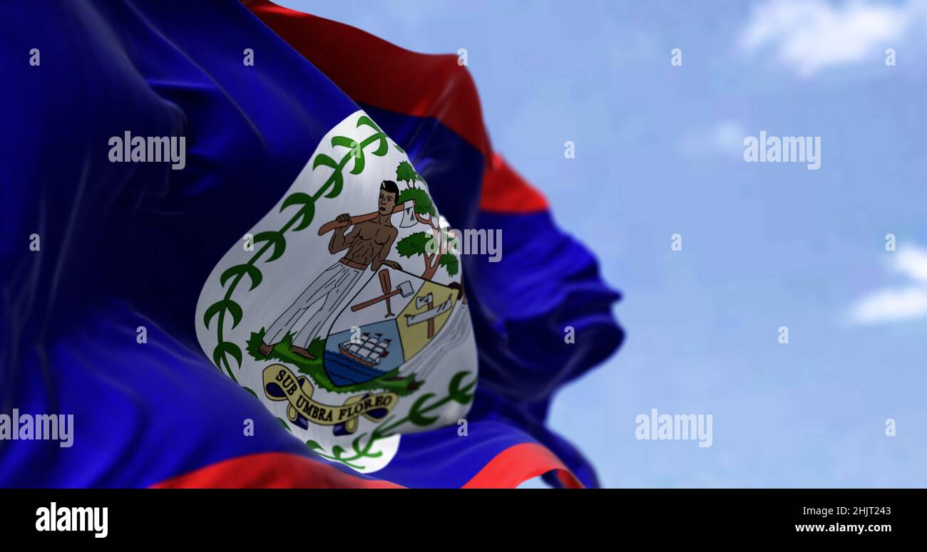 Detail der Nationalflagge von Belize, die an einem klaren Tag im Wind winkt. Demokratie und Politik. Patriotismus. zentralamerikanisches Land. Selektiver Fokus Stockfoto