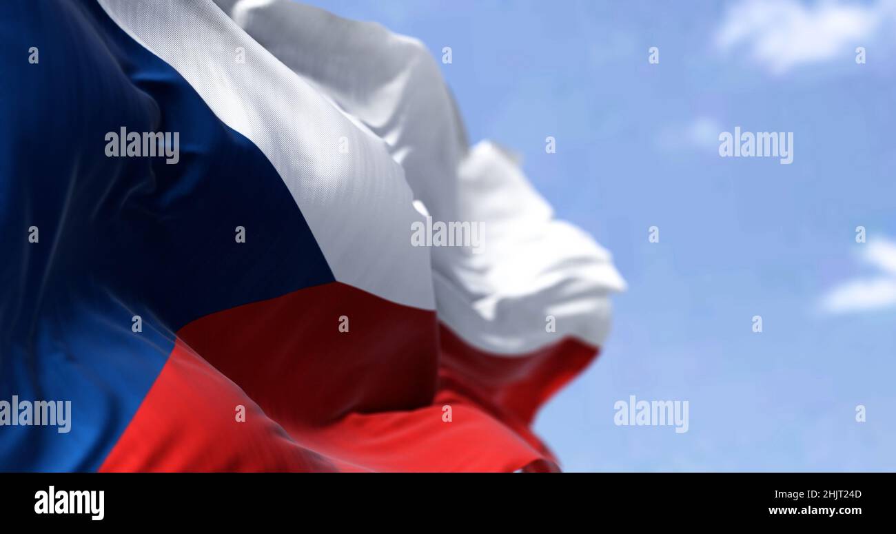Detail der Nationalflagge der Tschechischen Republik, die an einem klaren Tag im Wind winkt. Demokratie und Politik. Patriotismus. mitteleuropäisches Land. Selecti Stockfoto