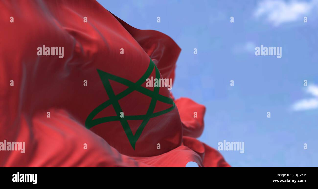 Detail der Nationalflagge Marokkos, die an einem klaren Tag im Wind winkt. Nordafrikanisches Land. Patriotismus. Selektiver Fokus. Stockfoto