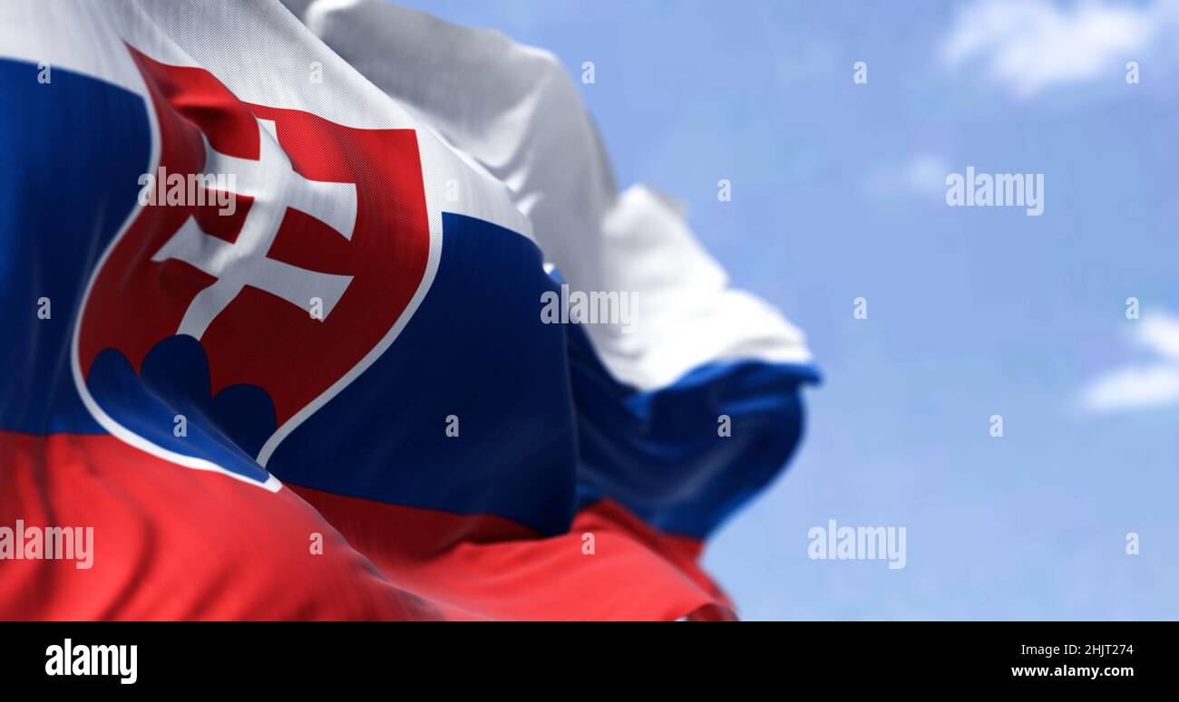 Detail der Nationalflagge der Slowakei, die an einem klaren Tag im Wind winkt. Demokratie und Politik. Patriotismus. Selektiver Fokus. Stockfoto