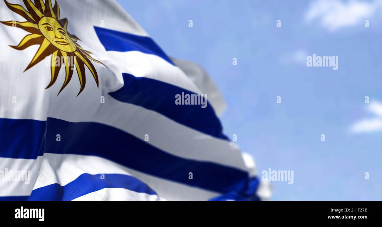 Detail der Nationalflagge Uruguays, die an einem klaren Tag im Wind winkt. Demokratie und Politik. Patriotismus.südamerikanisches Land. Selektiver Fokus. Stockfoto
