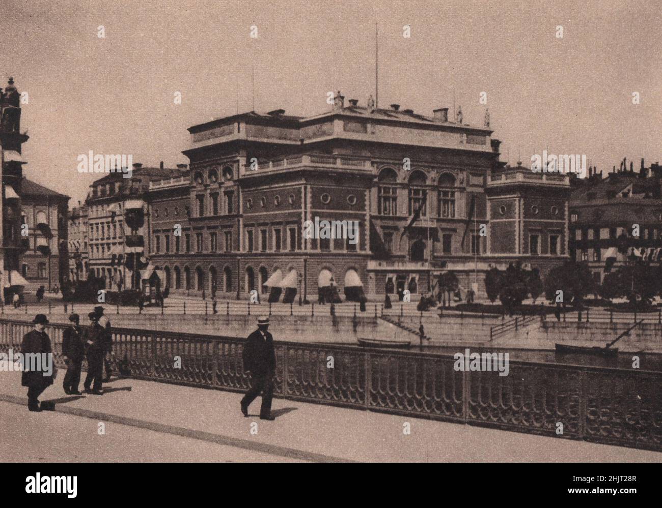 Auf der Nordseite der Rödbotorg befindet sich die Akademie der Schönen Künste, die 1735 gegründet wurde, obwohl das heutige Gebäude modern ist. Stockholm (1923) Stockfoto