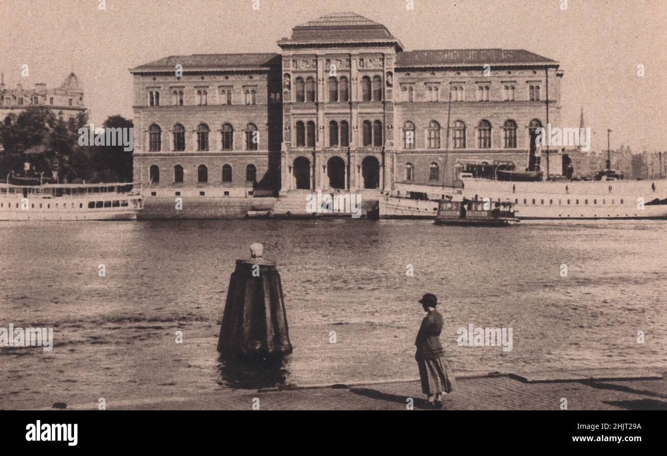 Am südlichen Ende von Blasieholmen gegenüber dem Palast befindet sich das Nationalmuseum, das 1866 fertiggestellt wurde. Stockholm (1923) Stockfoto