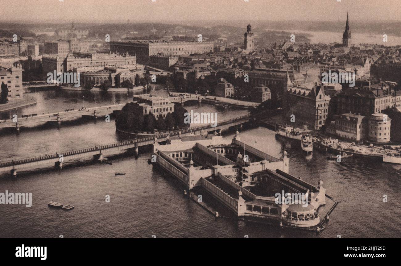 Stockholm. Schwimmbäder, Königlicher Palast links vom Turm Stor Kyrka. Hinter der zweiten Brücke befinden sich die Häuser des Parlaments. Stockholm (1923) Stockfoto