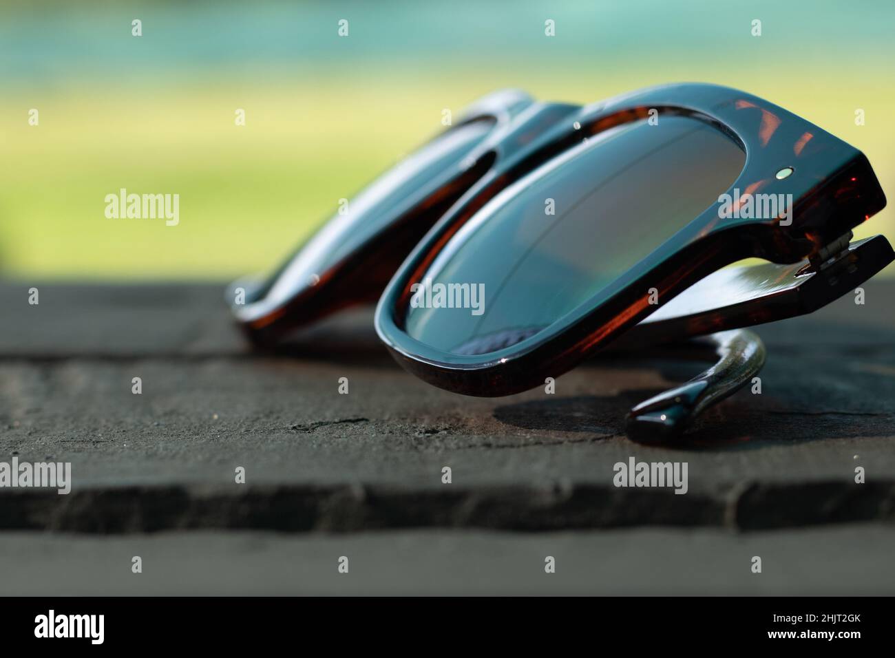 Im Sommer eine Sonnenbrille auf einem Holztisch Stockfoto