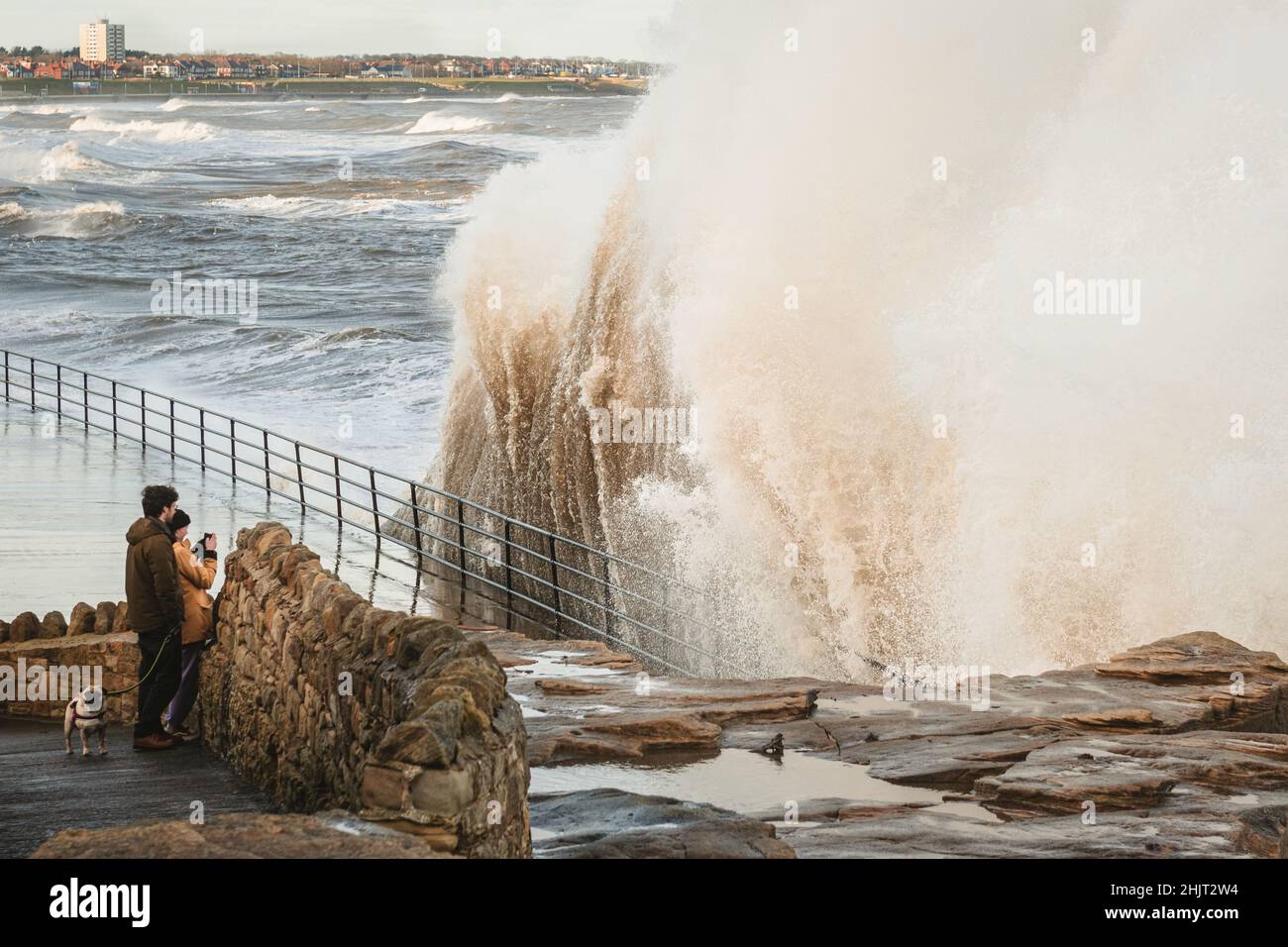 Wilde, raue Sturmwellen in Whitley Bay, North Tyneside Stockfoto