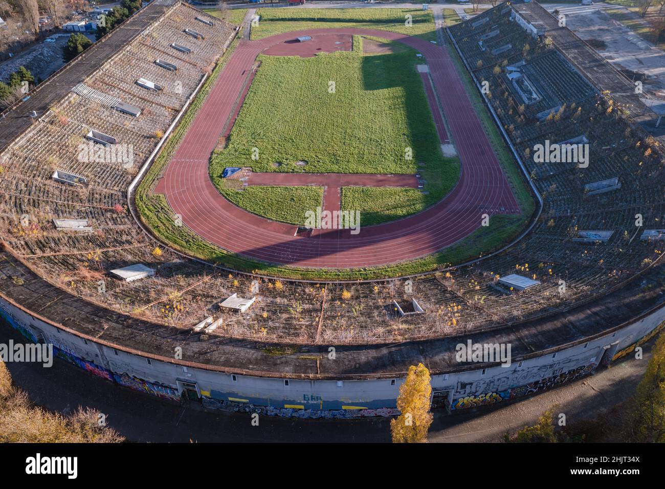 Luftdrohnenaufnahme des geschlossenen RKS Skra Stadions im Mokotow Field, Warschau, Polen Stockfoto