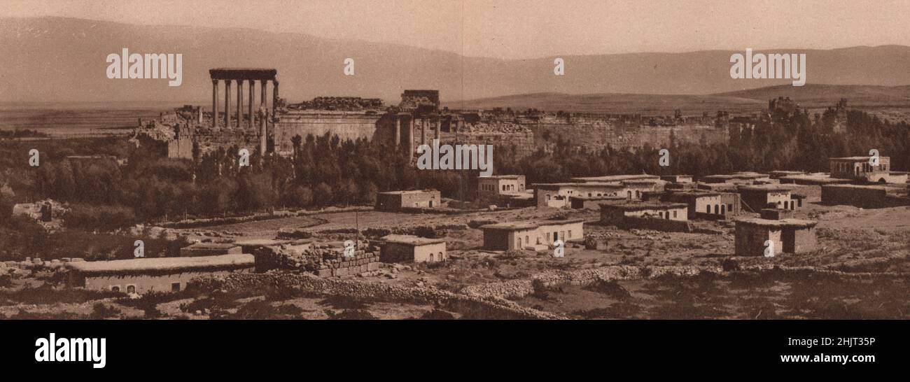 Die Knochen von Heliopolis oder Baalbek, der heiligen Stadt Baals, liegen ungefähr 35 Meilen nordwestlich von Damaskus auf der Eisenbahn nach Homs. Libanon. Levant (1923) Stockfoto