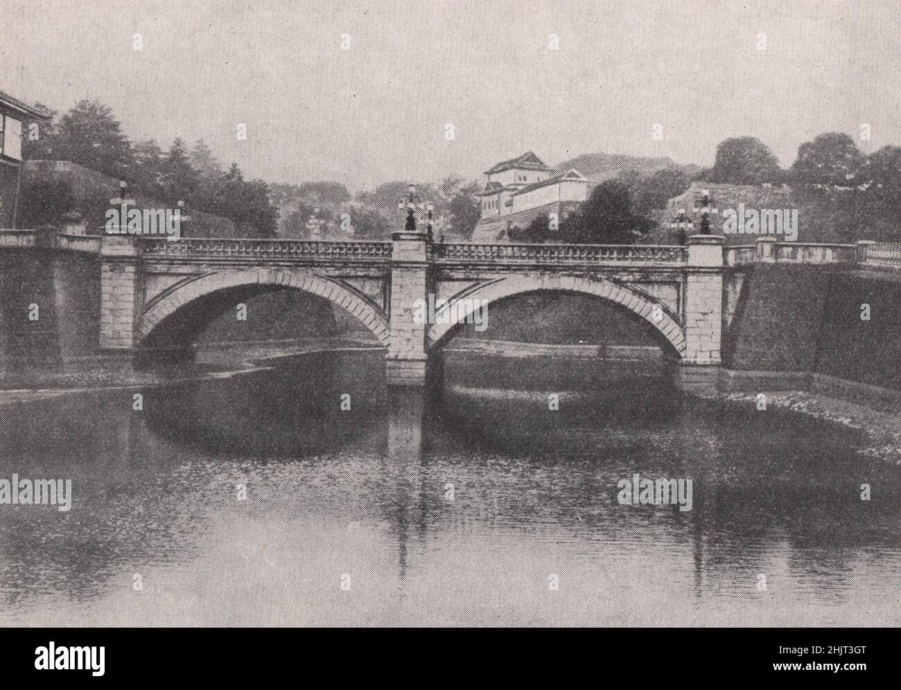 Brücke, die zum abgeschiedenen Kaiserpalast in Tokio führt. Japan (1923) Stockfoto