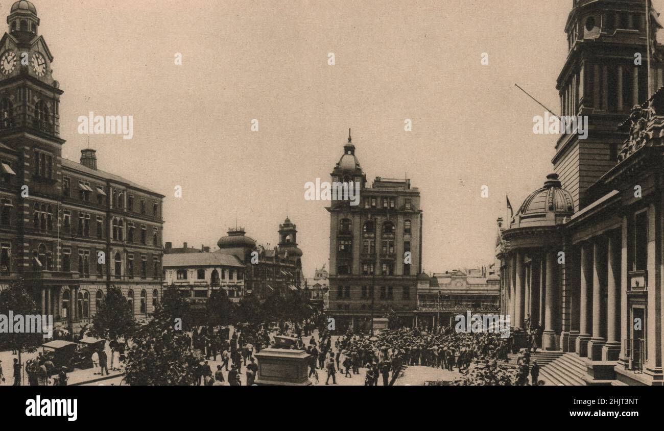 Das Rathaus von Johannesburg liegt auf der Ostseite des alten Marktplatzes. Auf der linken Seite befindet sich das Postamt. Südafrika. Transvaal (1923) Stockfoto
