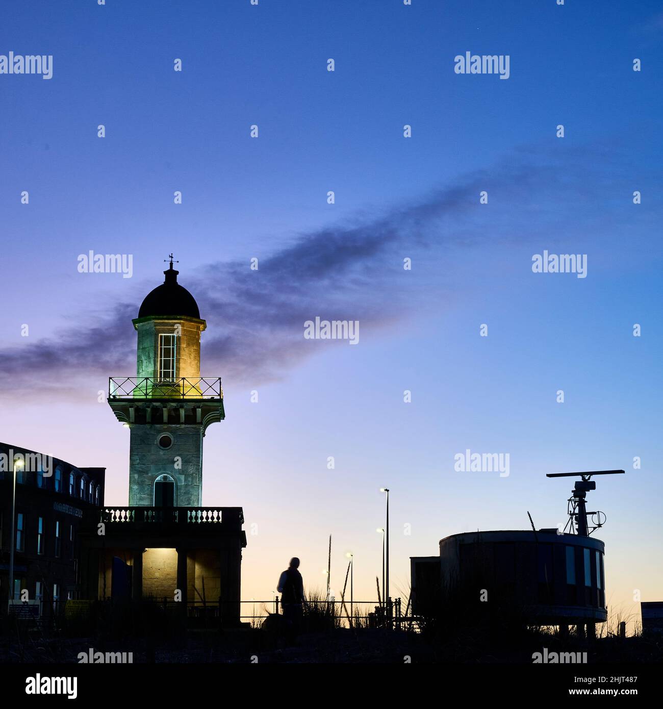 Der untere Leuchtturm und die alte Radartrainingsstation an der Fleetwood-Küste bei Nacht Stockfoto
