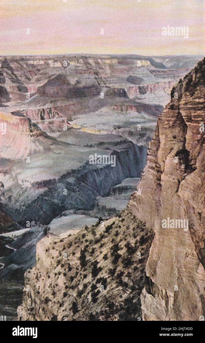 USA. Weit unten schlängelt sich der Colorado River, der sich kaum verantwortlich für diesen Abgrund des Grand Canyon zu machen scheint. USA (1923) Stockfoto