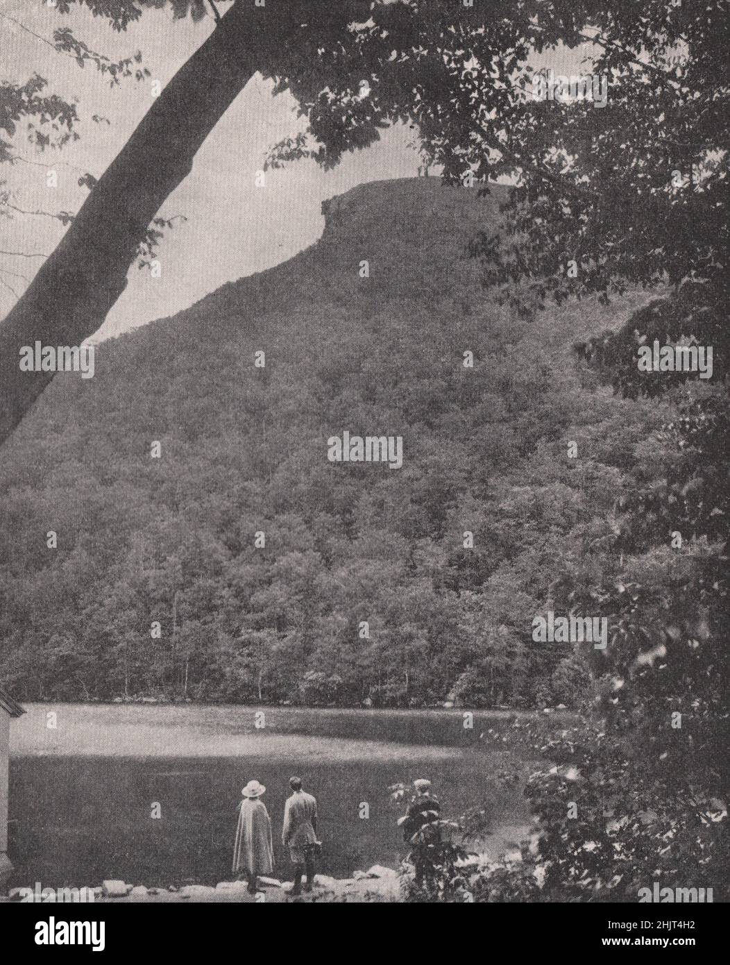 Stilles Wasser und bewaldete Wände der Frankenspitze. New Hampshire. Vereinigte Staaten (1923) Stockfoto