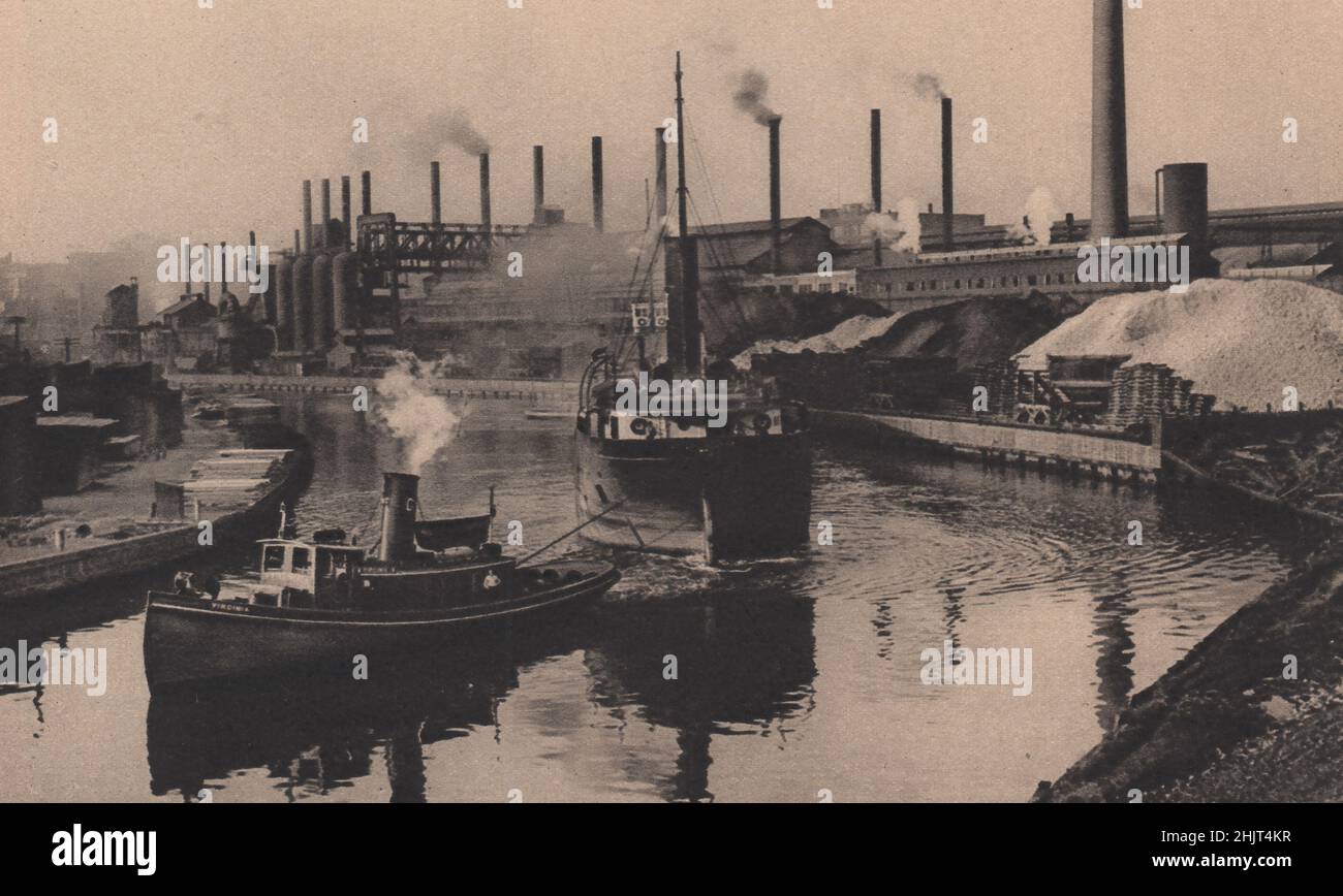 Wo der Cuyahoga Fluss den Eriesee verbindet, liegt Cleveland, Ohio, einer der größten Häfen der Great Lakes. Vereinigte Staaten (1923) Stockfoto