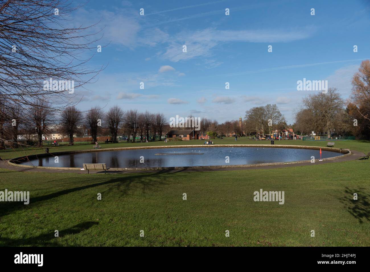 Newbury, Bekshire, England, Großbritannien. 2022. Bootssee und Spielplatz im Victoria Park, Newbury, Großbritannien im Winter. Stockfoto