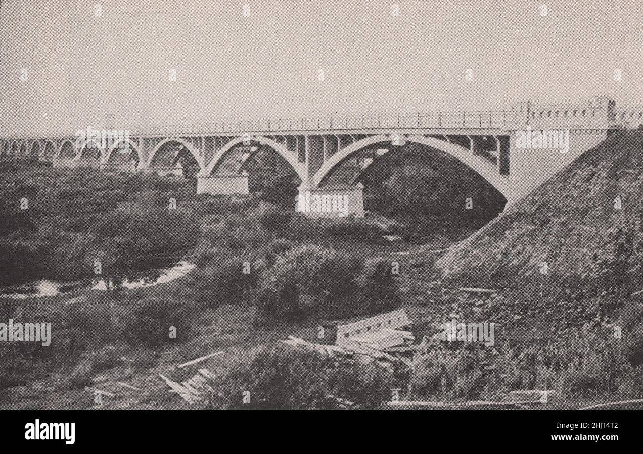 Brücke, über die die Salto-Bahn die Daiman überquert. Uruguay (1923) Stockfoto
