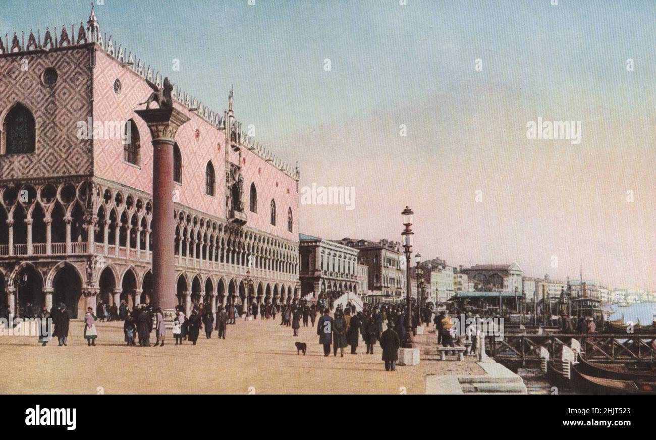 Das Molo liegt zwischen dem Dogenpalast und dem Wasser. Links führt die Piazzetta zur Grand Piazza. Venedig (1923) Stockfoto