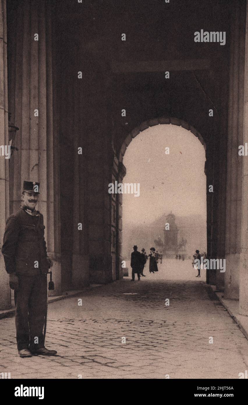 Ein seltsamer Polizist bewacht hier und da die Hofburg, den alten Kaiserpalast, der einst mit prächtigen Uniformen glänzt. Österreich. Wien (1923) Stockfoto
