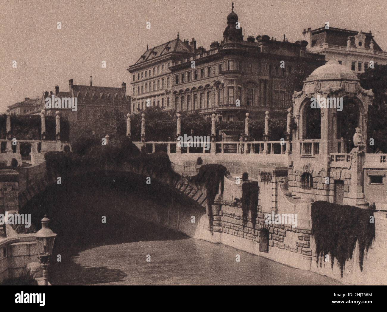 Östlich des Parkens befindet sich der beliebte Stadtpark am Kanal, der hier von dieser kriechenden, drapierten Brücke überquert wird. Österreich. Wien (1923) Stockfoto