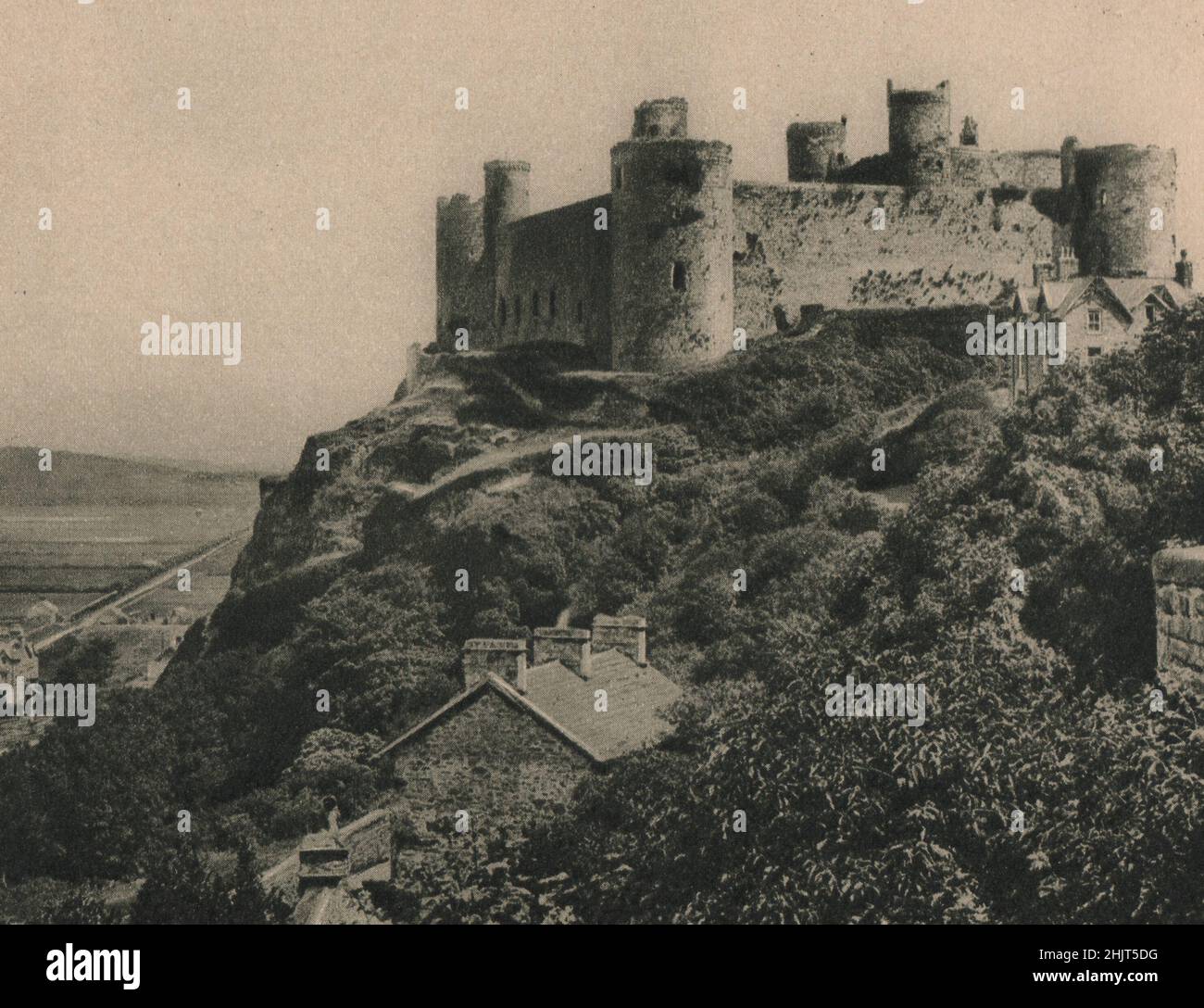Es war Edward I., der an der Stelle einer römischen Festung das Schloss von Harlech in Merionethshire baute, das so berühmt war in altem walisischen Lied. Wales (1923) Stockfoto