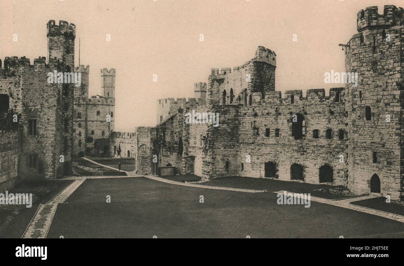 Carnarvon Castle blickt westwärts vom Äußeren zum Inneren Bailey, in Richtung Eagle Tower & Water-Gate. Wales (1923) Stockfoto