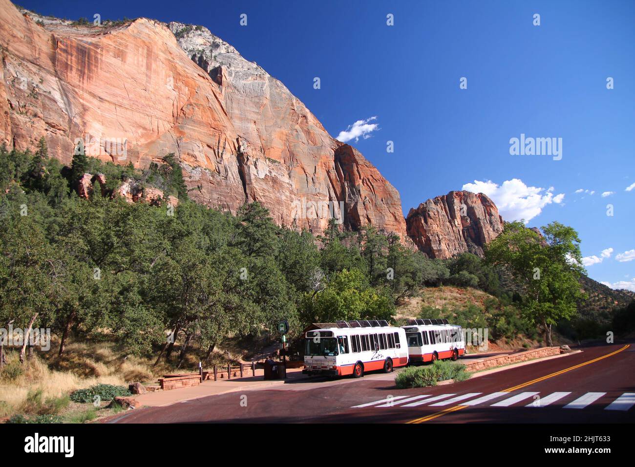 Der legendäre und traditionelle Shuttlebus bringt Menschen in den Zion National Park in Utah Stockfoto