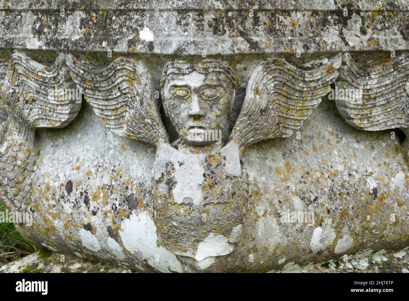 Geschnitzter Sarg-Grabstein mit Engelsköpfen in der St. Peter and St. Paul Church, Pettistree, Suffolk, Großbritannien Stockfoto