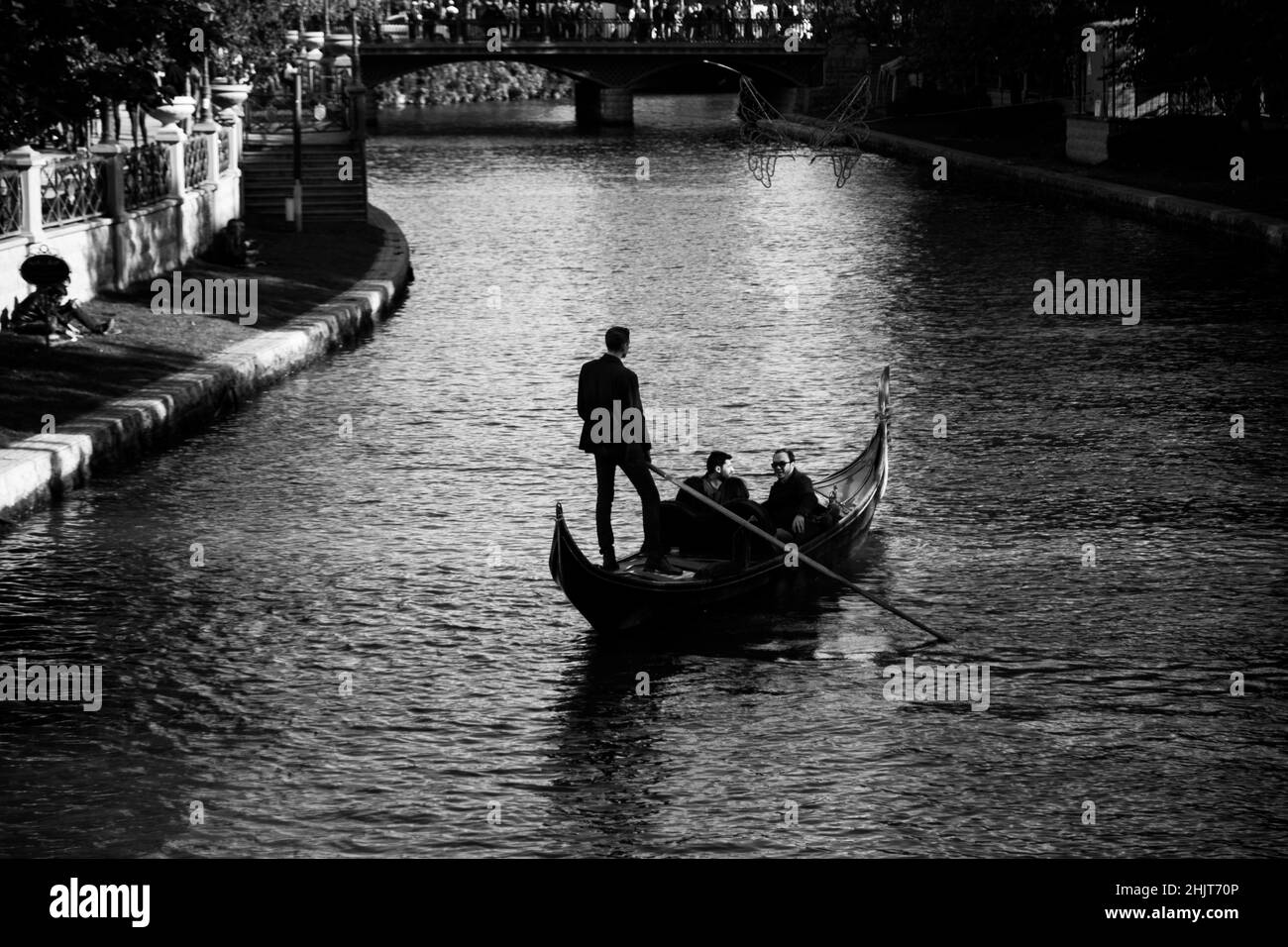 Odunpazari, Eskisehir, Türkei - Oktober 29 2015: Menschen, die eine Stadtrundfahrt mit Gondel auf dem Fluss, bekannt als Porsuk River, machen, schwarz-weiß Stockfoto