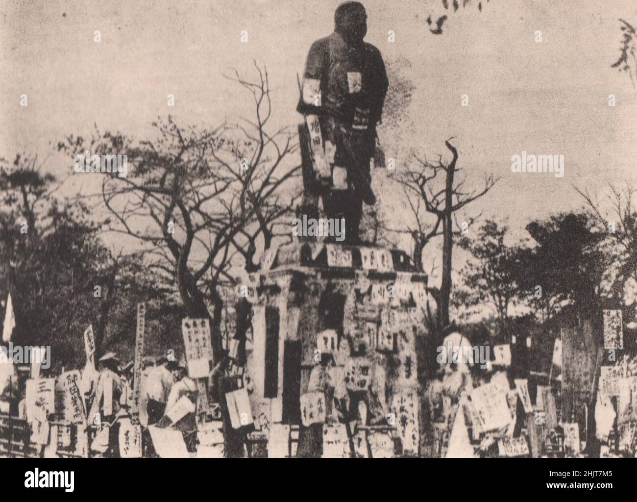 Erdbeben in Japan 1923: Bronzestatue des Großen Saigo im Uyeno-Park mit Postern, die nach den Vermissten fragen oder Nachrichten, die Unterstellplätze anzeigen Stockfoto