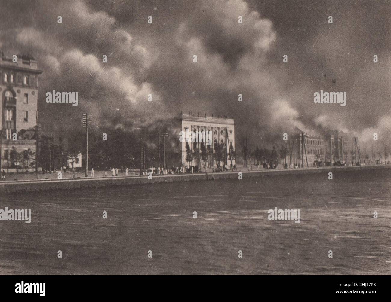 Erdbeben in Japan 1923: Das kaiserliche Theater in Marunouchi, umhüllt von Flammen Stockfoto