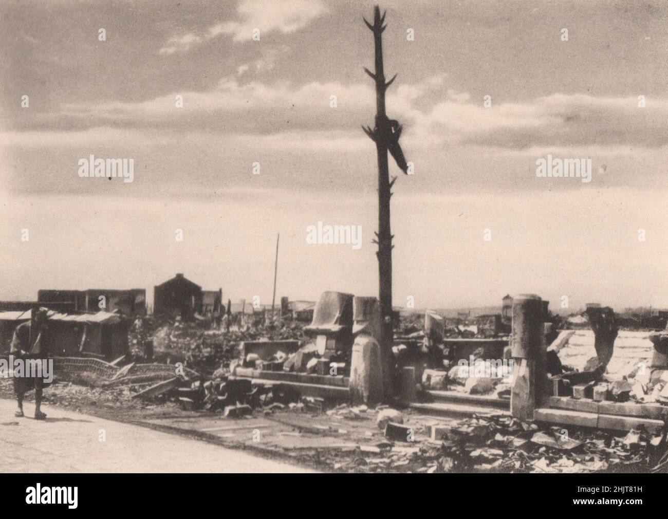 Erdbeben in Japan 1923: Die Ruinen von Yoshiwara, der „nightsless City“ von Tokio, die von den Erdbeben-Feuersbrünsten verwüstet wurde Stockfoto