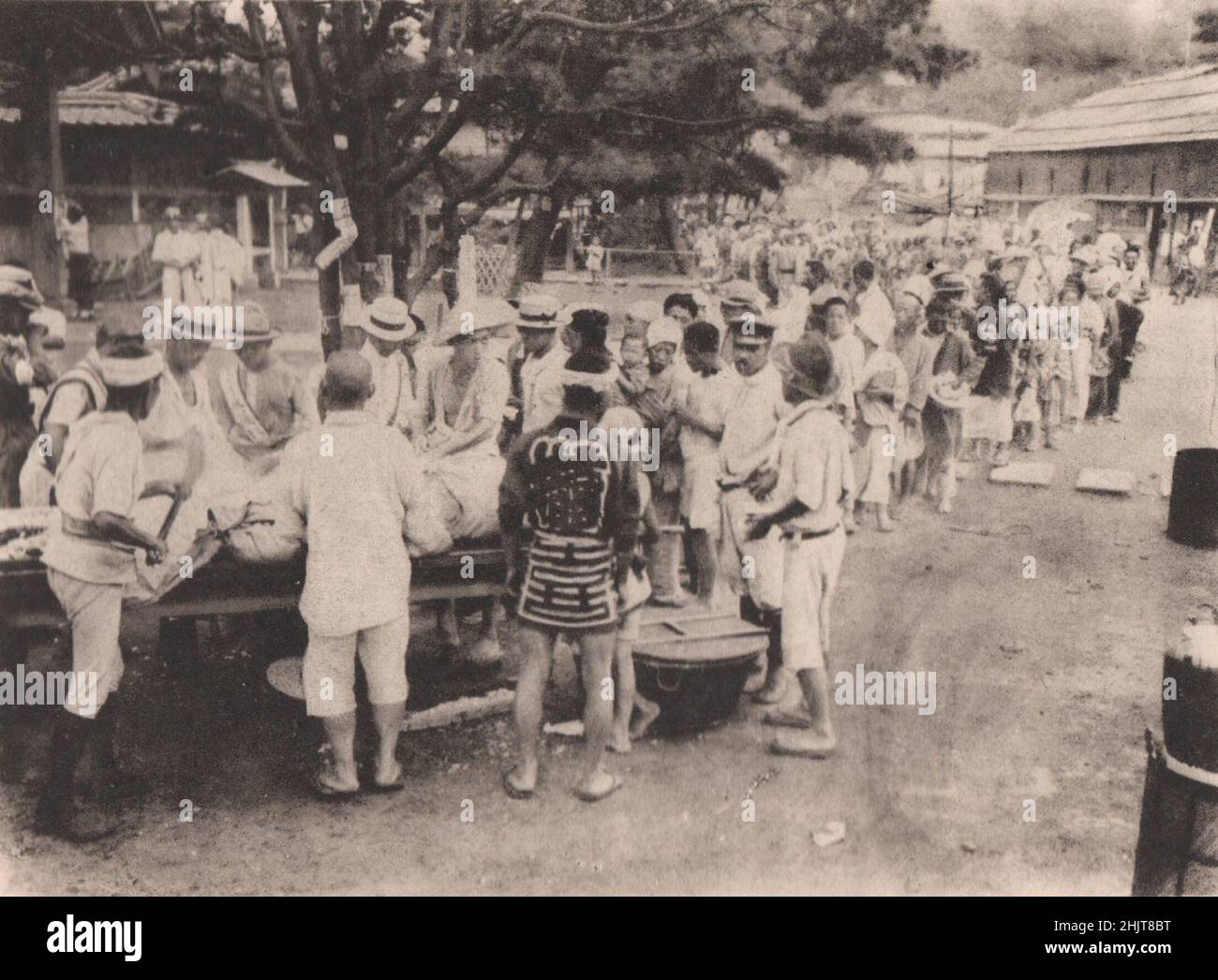 Erdbeben in Japan 1923: Kochender Reis, um die halb verhungerten Flüchtlinge im Zojoji-Tempel im Shiba Park zu ernähren Stockfoto