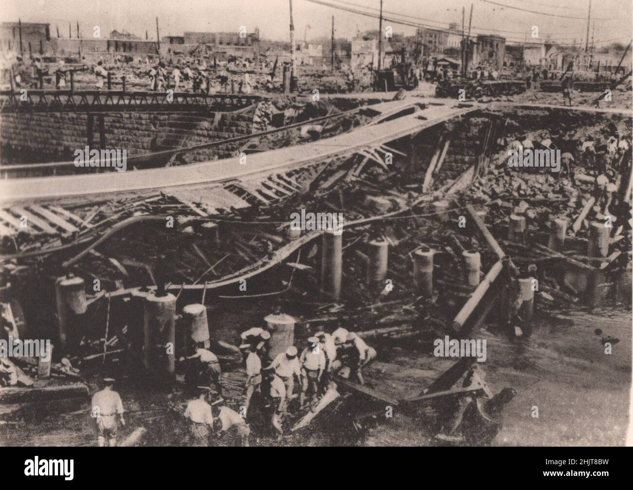 Erdbeben in Japan 1923: Die Sapper sind mit Überbrückungsaktionen beschäftigt Stockfoto