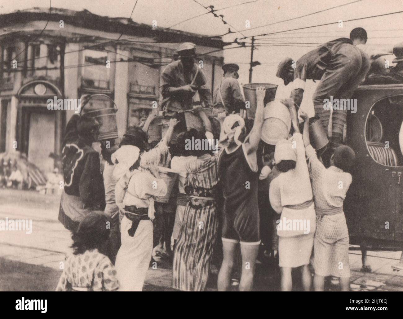 Erdbeben in Japan 1923: Verteilung der Versorgung unter den Betroffenen im Bezirk Fukagawa Stockfoto