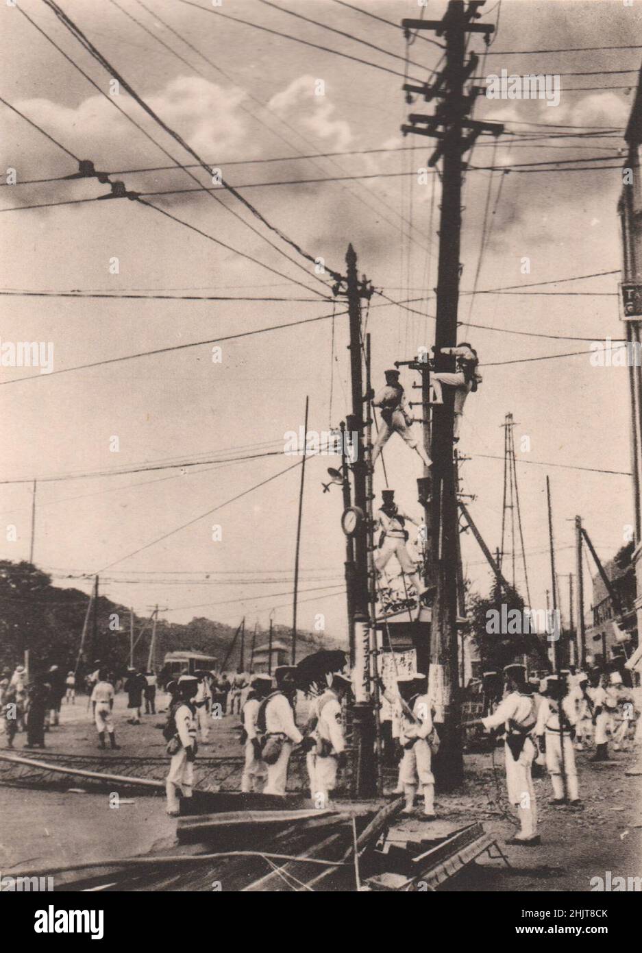 Erdbeben in Japan 1923: Die Ruinen des Junikai- oder Twelve Story-Turms im Asakusa-Park, die durch das Bebenfeuer zerstört wurden, wurden von den Sappern gesprengt Stockfoto