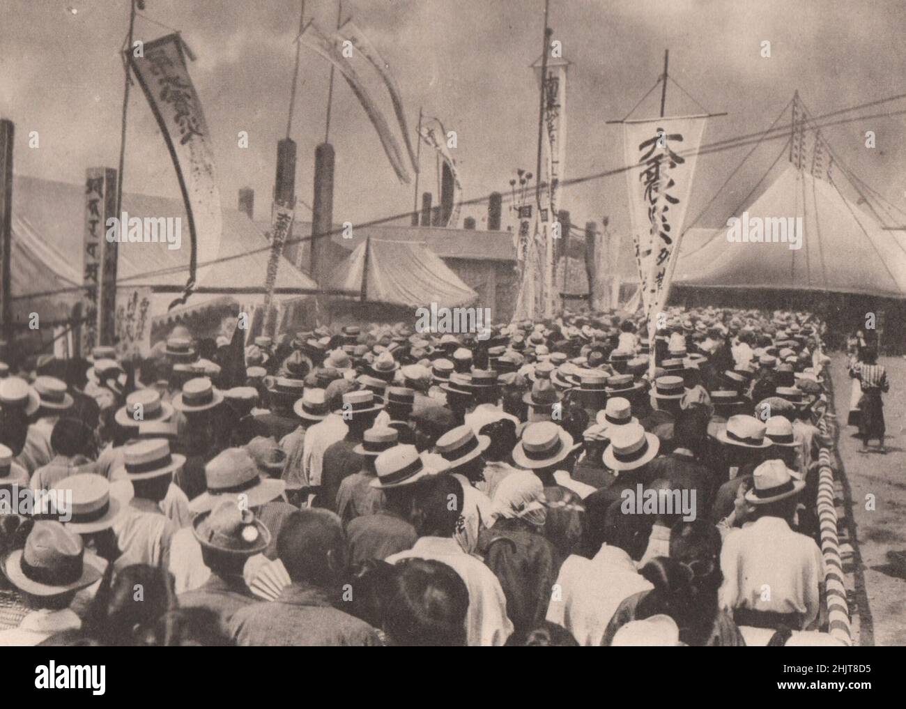 Erdbeben in Japan 1923: Gottesdienst anlässlich des ersten Jahrestages für die unglücklichen Opfer, die im Bekleidungsdepot Honjo ward starben Stockfoto